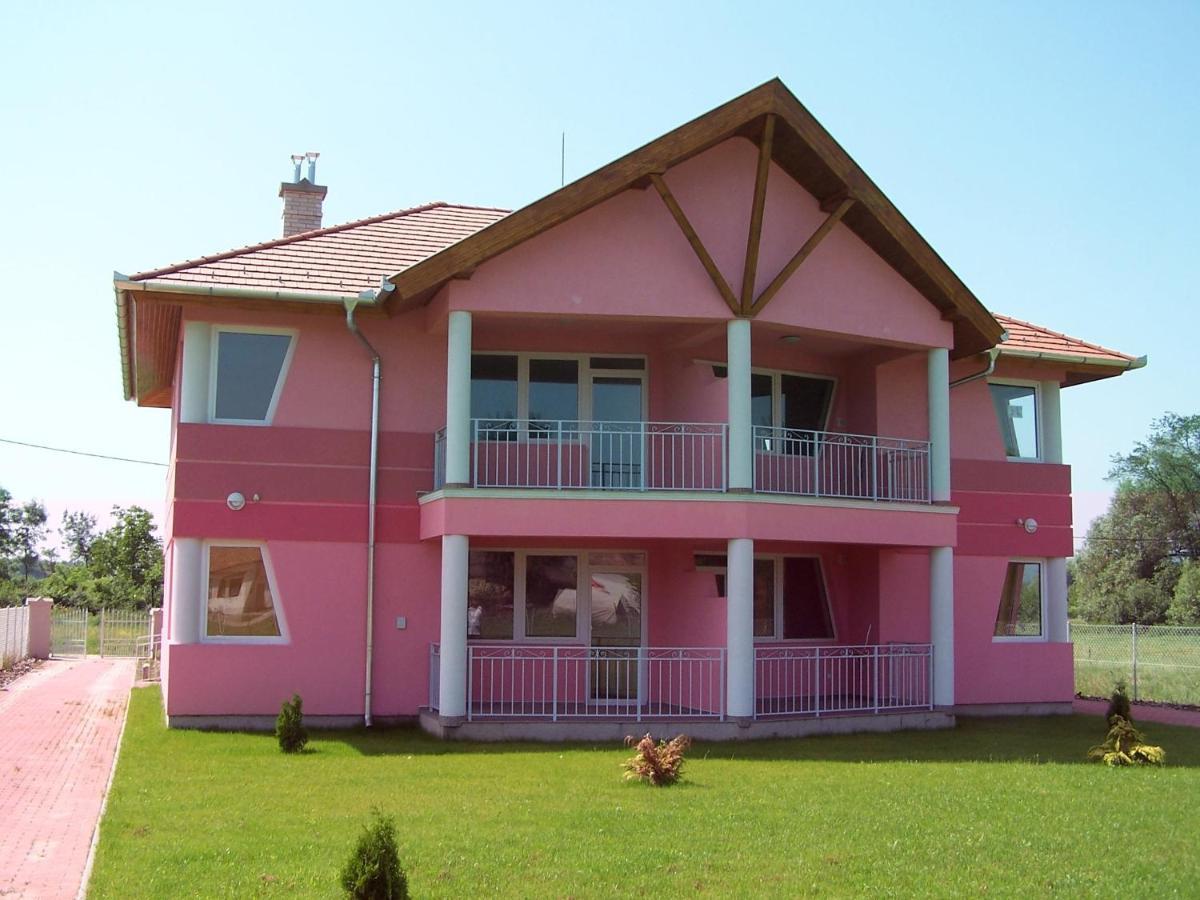 Liget Apartmanhaz Kehidakustany Luaran gambar