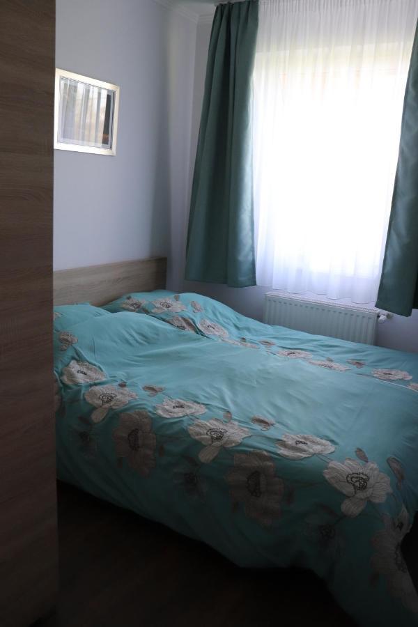 Liget Apartmanhaz Kehidakustany Luaran gambar