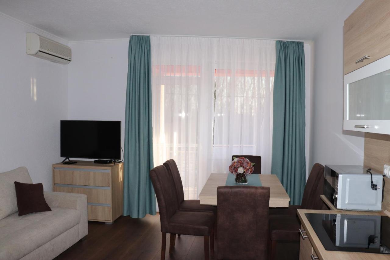 Liget Apartmanhaz Kehidakustany Luaran gambar