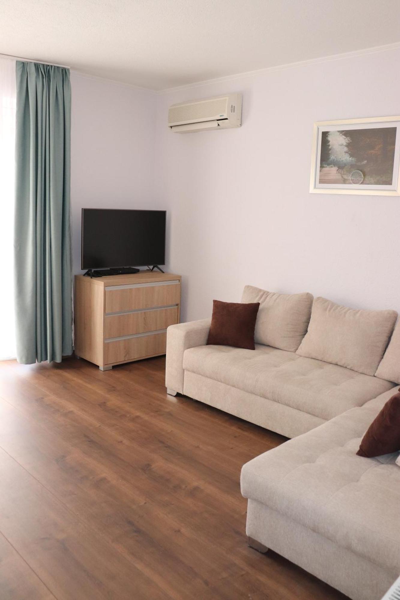 Liget Apartmanhaz Kehidakustany Luaran gambar