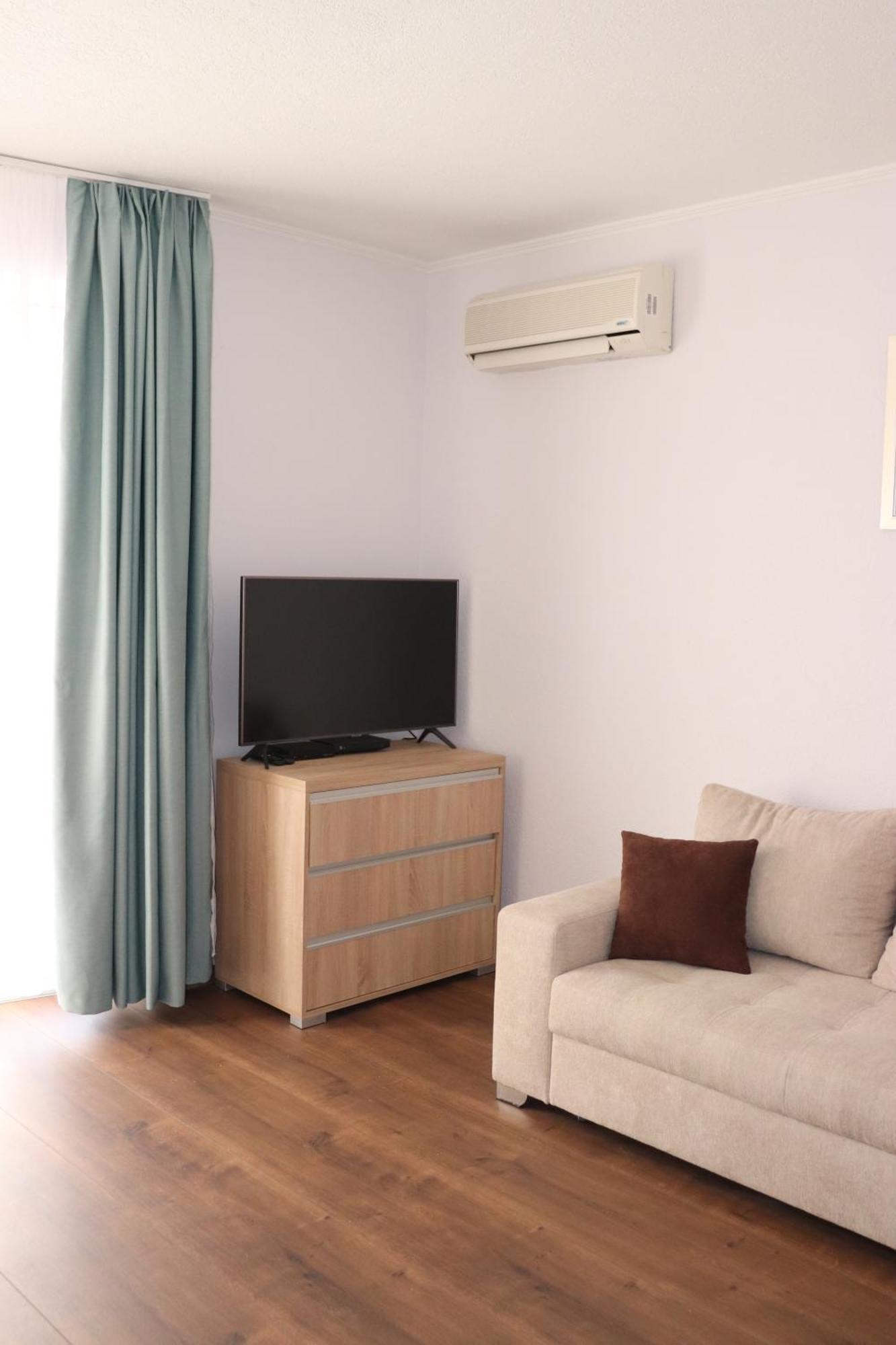 Liget Apartmanhaz Kehidakustany Luaran gambar